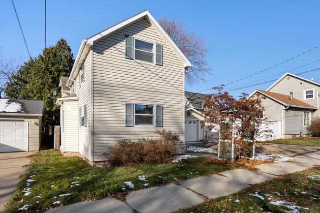 Building Photo - 3 Bedroom Menasha House