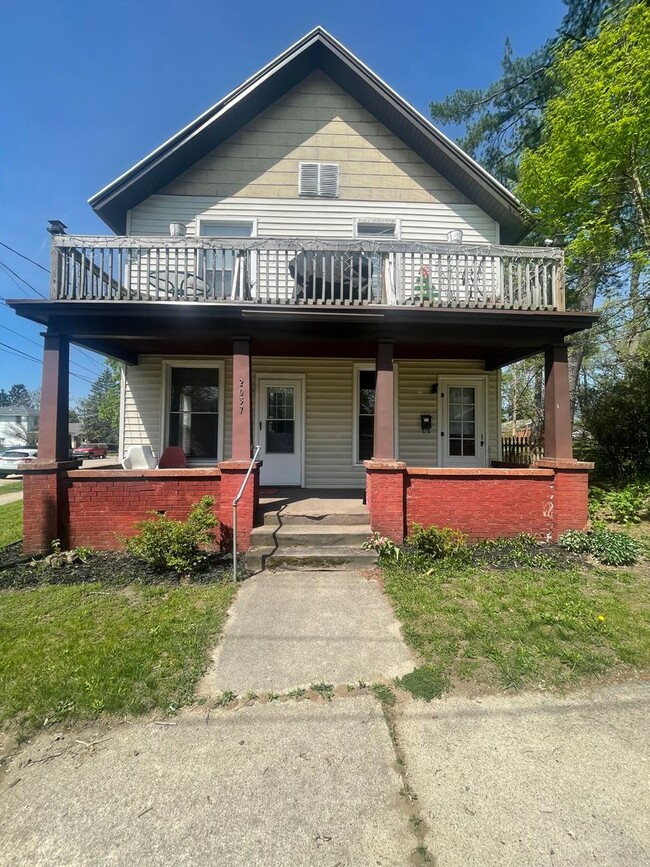 Building Photo - 2037 Paris Ave NE