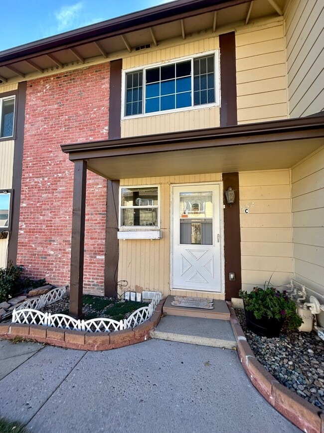Building Photo - Beautiful two-story townhome in Denver! Low Maintenance!