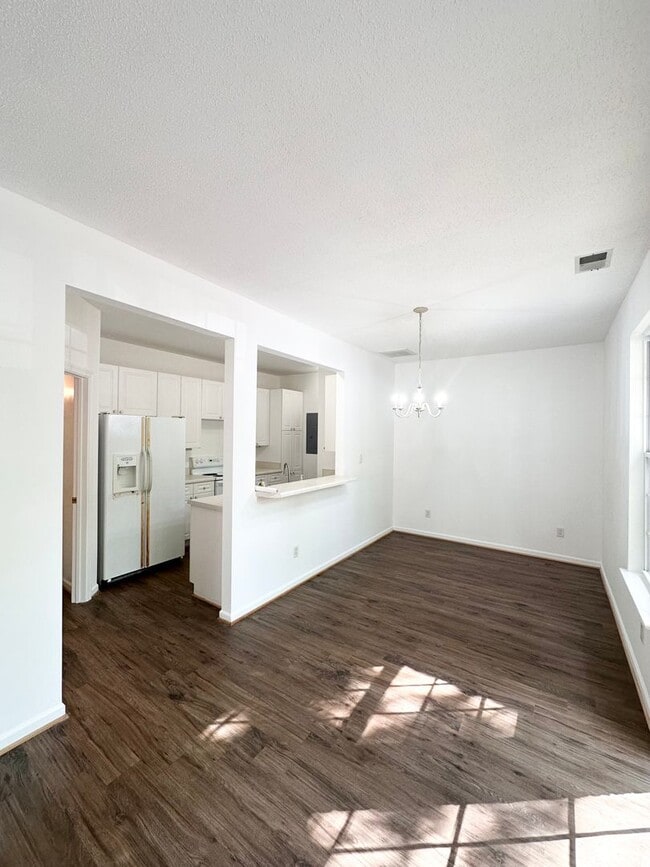 Building Photo - Bright & Beautiful 2 Bed, 2 Bath Townhouse...