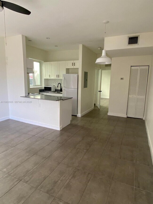 Building Photo - 628 SW 16th Ave