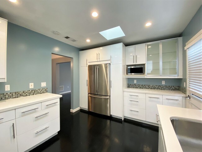 Building Photo - 8532 N W Knoll Dr