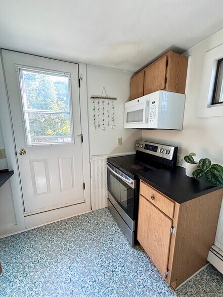 Electric Stove, microwave - 262 Pleasant St
