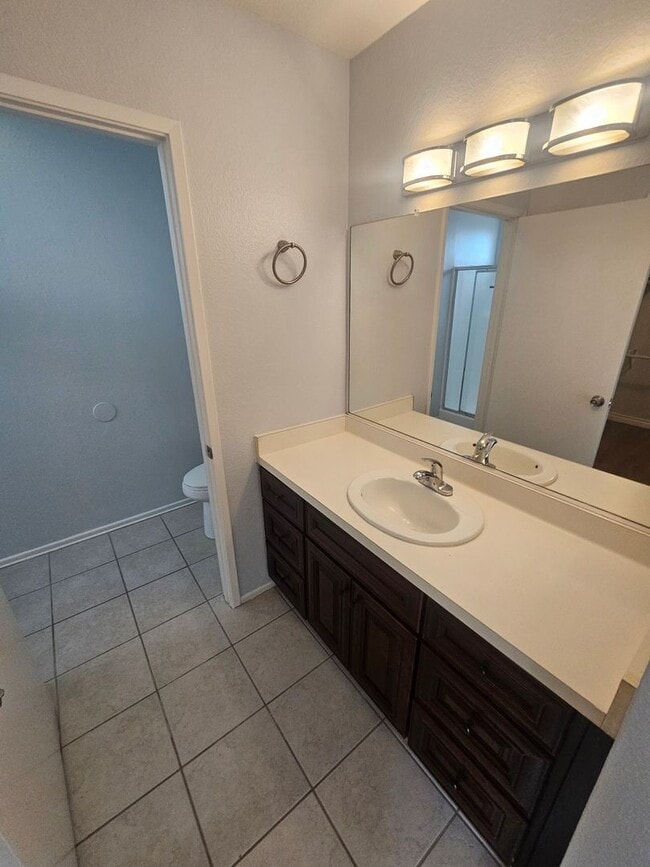 Building Photo - 4 bed 2 bath house