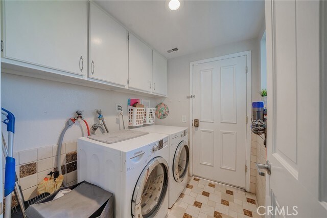 Building Photo - 6049 Rustling Oaks Dr