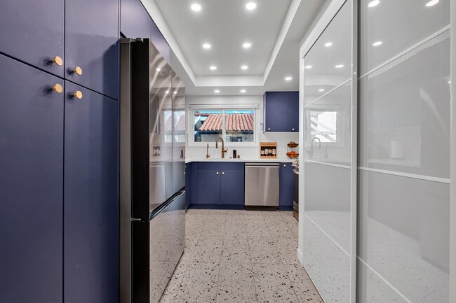 Building Photo - 745 Main St