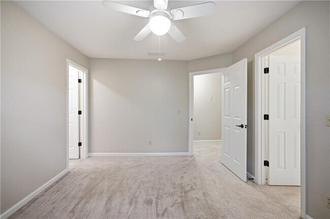 Building Photo - 5525 Hampstead Way