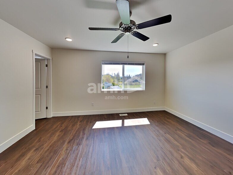 Building Photo - 390 Smith Dr