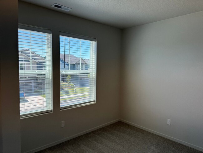 Building Photo - 4 bedroom 2.5 bathrooms in the beautiful M...