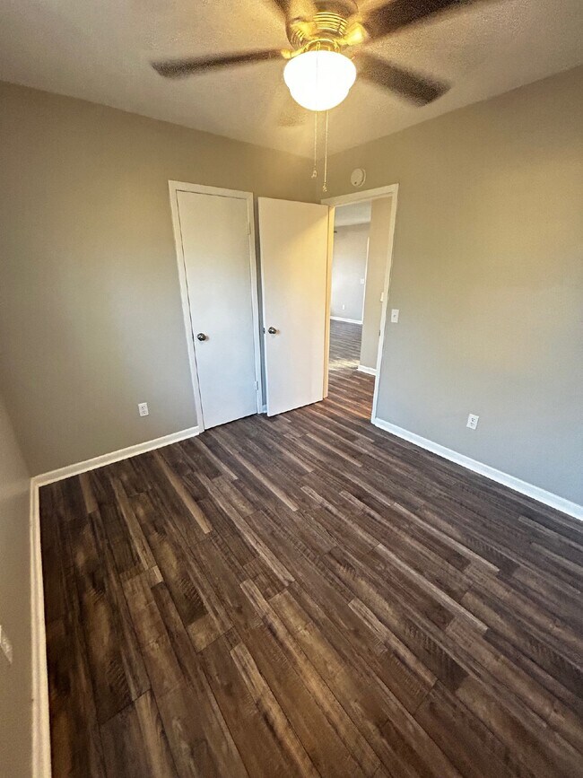 Building Photo - Newly Remodeled 3 Bedroom 1 Bathroom with ...