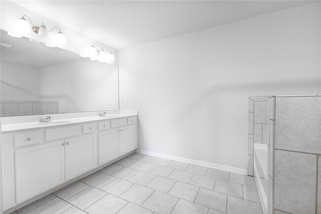 Building Photo - 7095 Gladstone Cir