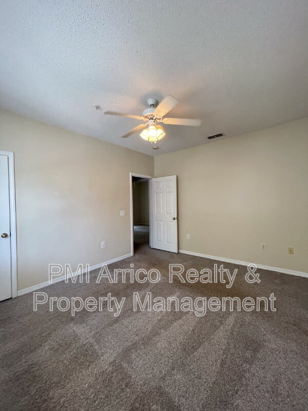Building Photo - 18001 Richmond Pl Dr