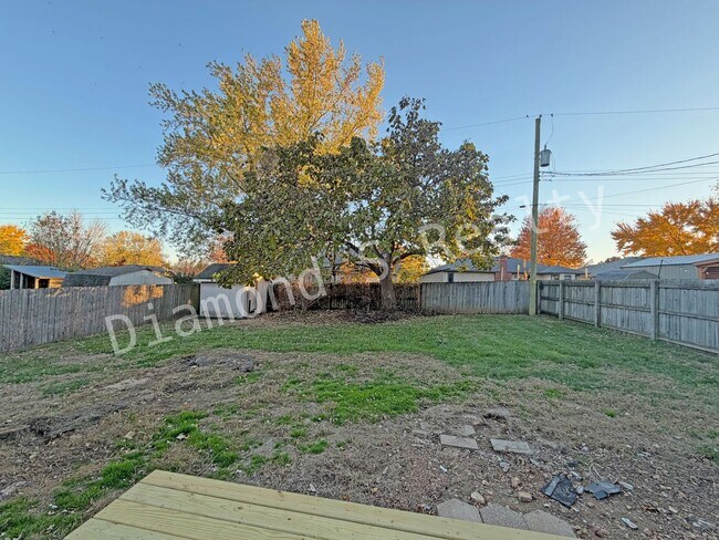 Building Photo - Charming 3 Bedroom in Desirable South Neig...