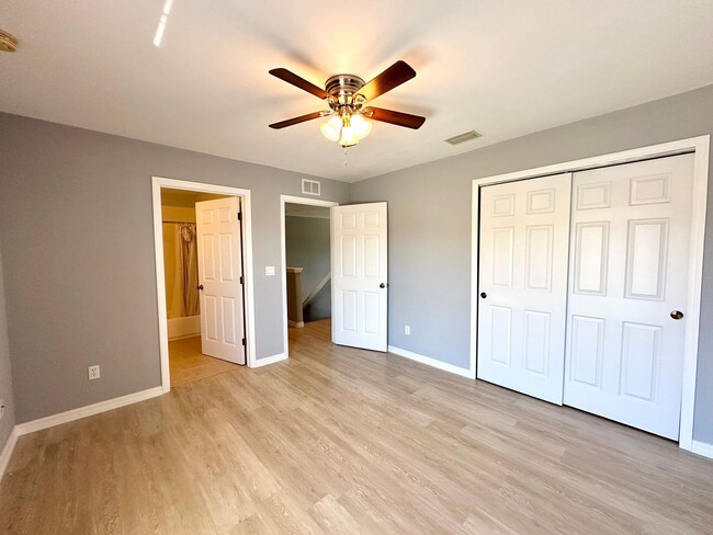 Building Photo - Charming 2-Bedroom, 2.5-Bathroom Townhome ...