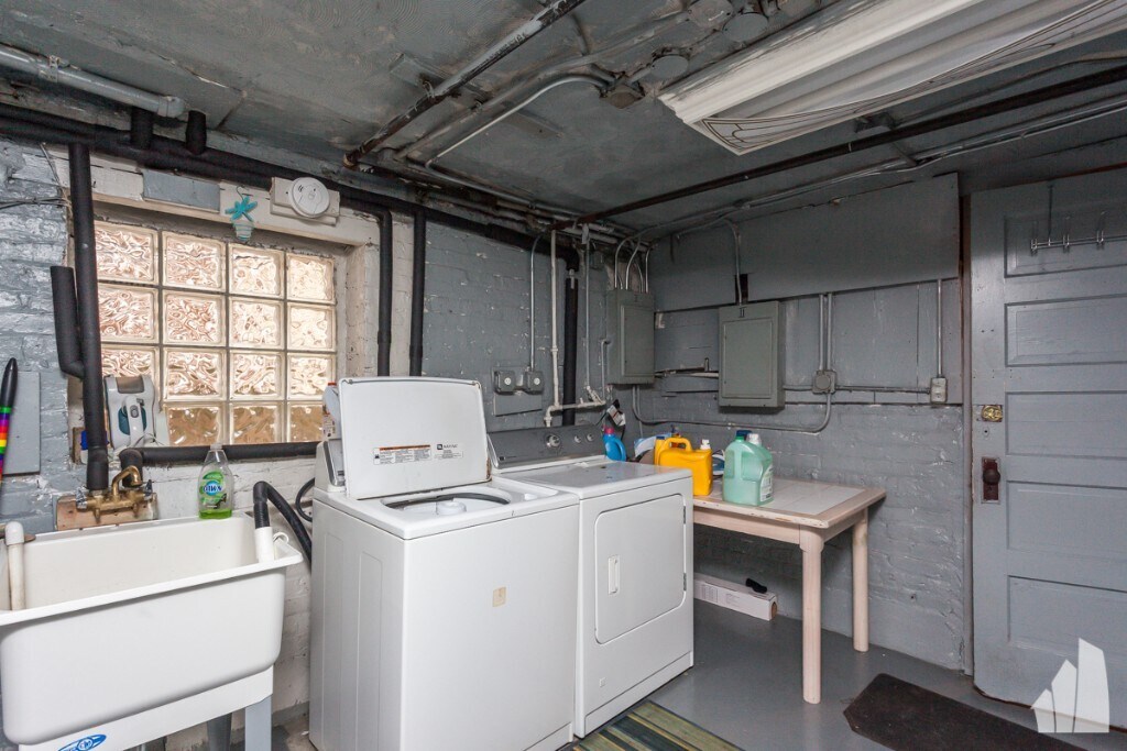 Building Photo - 2436 W Diversey Ave