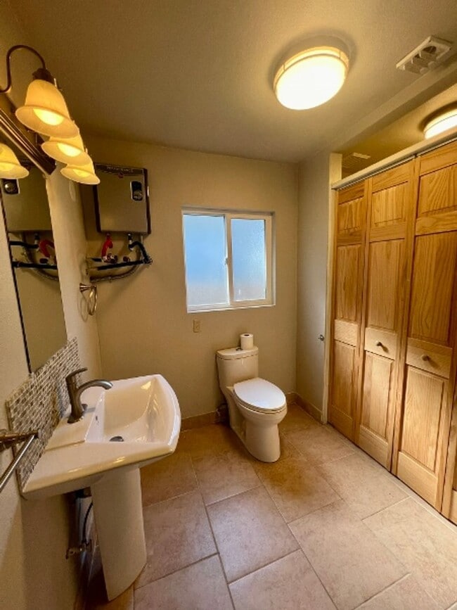 Building Photo - Beachfront Cabin - Water Included