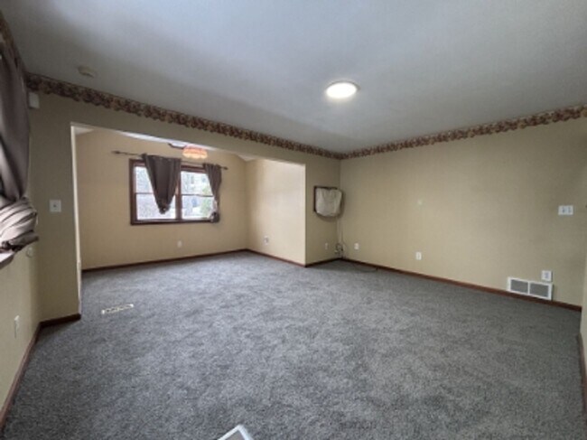 Building Photo - 2 bed/1 bath townhome 15025