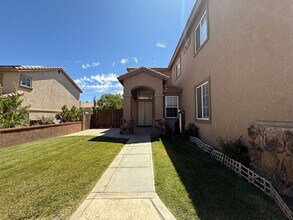 Building Photo - Available Now Palmdale 7 bedrooms !