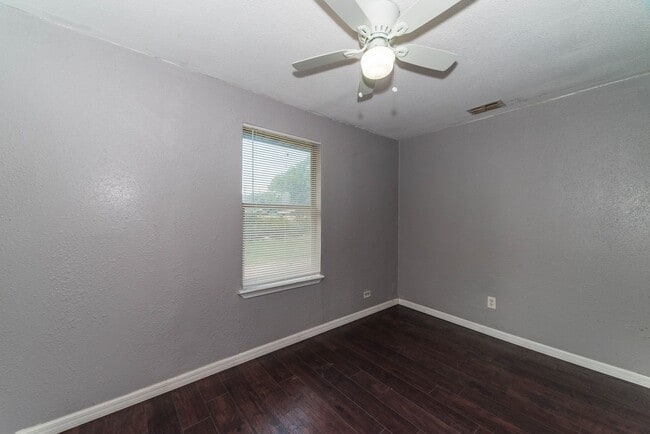 Building Photo - 3-BEDROOM GOVERNMENT HILL DUPLEX