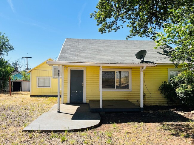 Primary Photo - Charming 3-bedroom, 1-bath home located in...