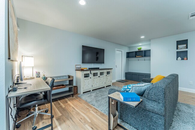 Work Space - 10014 Bridgegate Cir