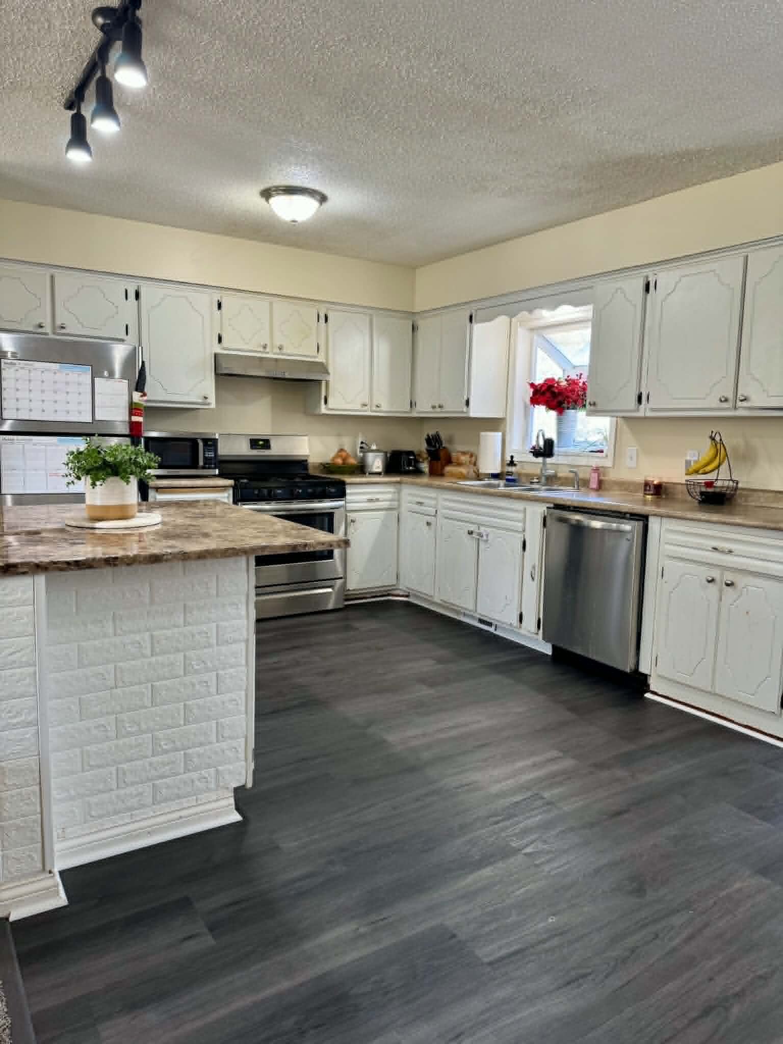 Building Photo - 7417 Meadowwood Dr