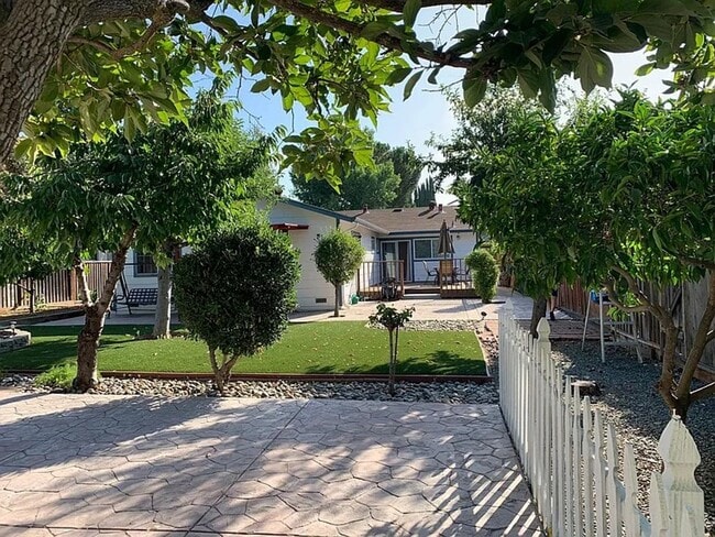 Building Photo - CAMBRIAN AREA - Beautifully Maintained 3-B...