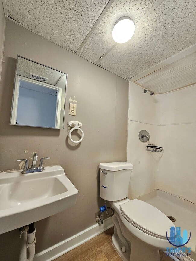 Building Photo - Spacious 3 Bedroom, 2 Bath home with a 2 CAR Carport near down St. Petersburg *Available Now*