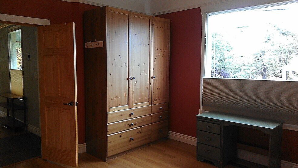 Building Photo - 687 E 4th Ave