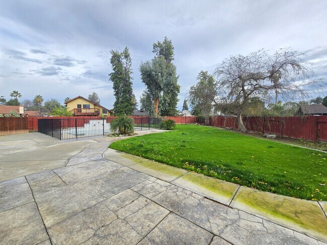 Building Photo - Pool Home – 3 Bed | 3 Bath | 1,625 Sq Ft