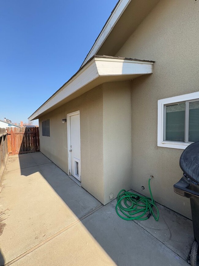 Building Photo - Lemoore Home Available Now!