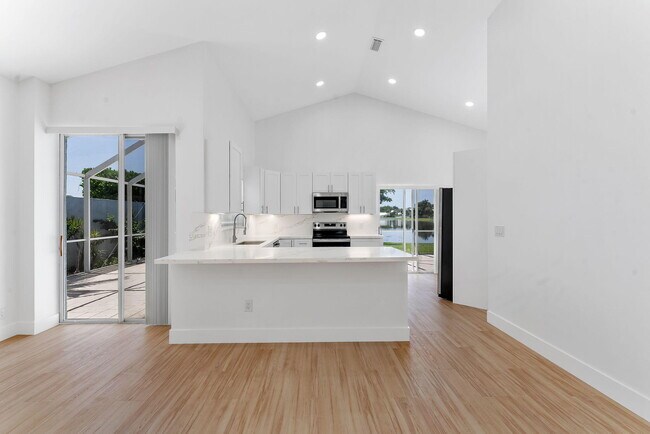 Building Photo - 897 Dickens Pl