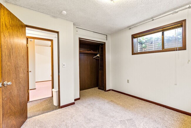 Building Photo - Lower Kennydale - Renton 4-bedroom 2.5 bath.