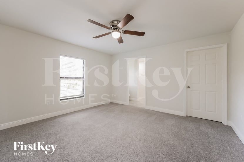 Building Photo - 3200 SE 5th St