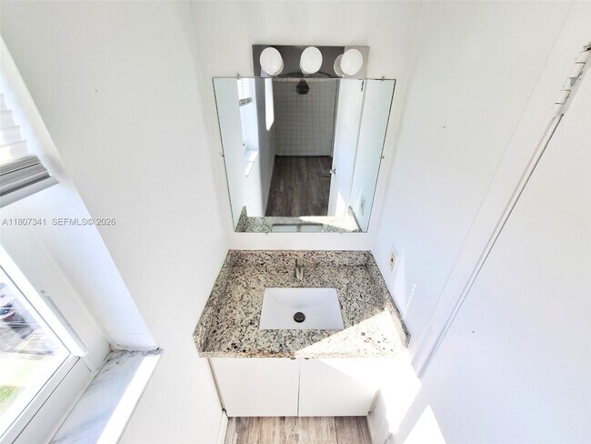 Building Photo - 2011 Bay Dr