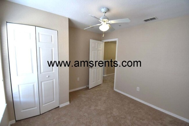 Building Photo - 4 bedroom and 3 bathroom Townhouse