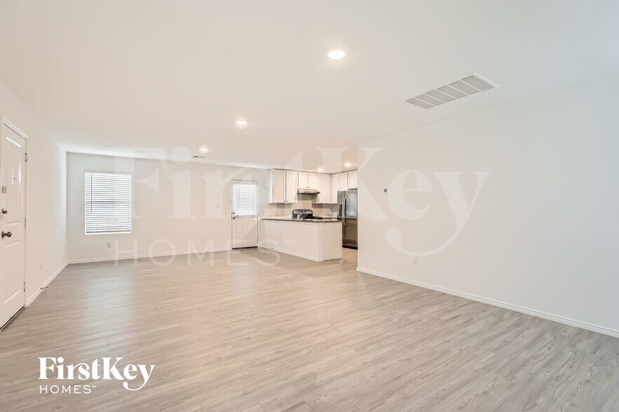 Building Photo - 1335 White Willow