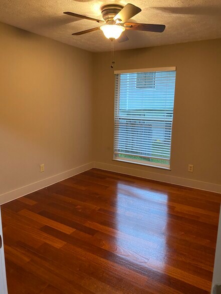 Building Photo - 303 Country Club Dr