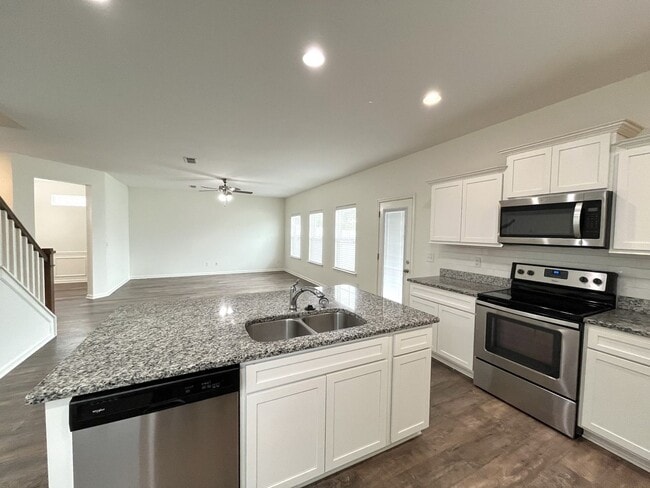 Building Photo - Huge home in Spring Hill!