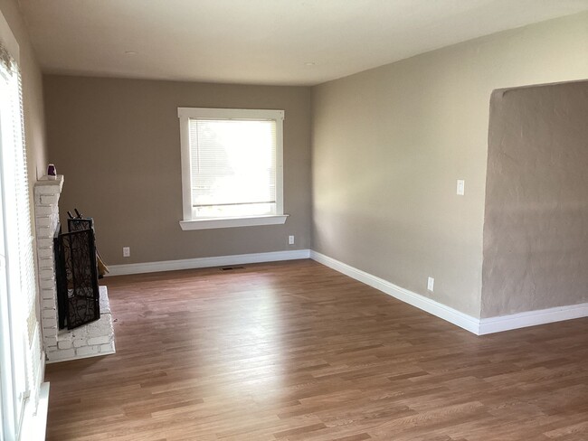 Building Photo - **NOW AVAILABLE!! COUNTRY HOME IN LOS BANOS