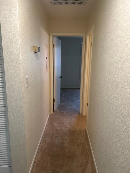 Building Photo - 2044 Mesquite Ln