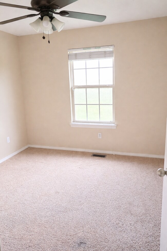 Building Photo - Spacious 3 Bed, 2 Bath Duplex in Prime Ozark Location