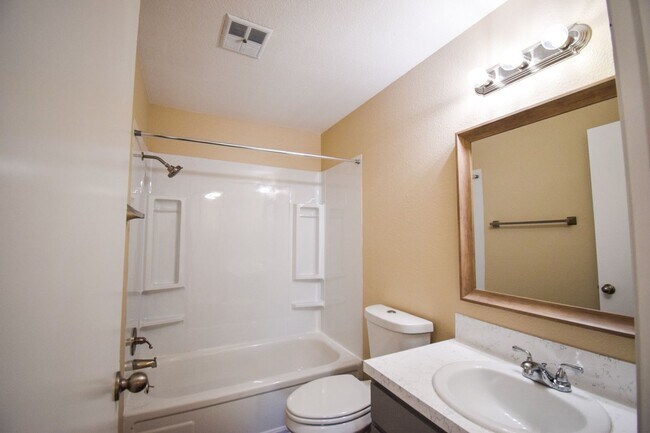 Building Photo - Spacious 2 bedroom 1.5 bath Town house Apa...