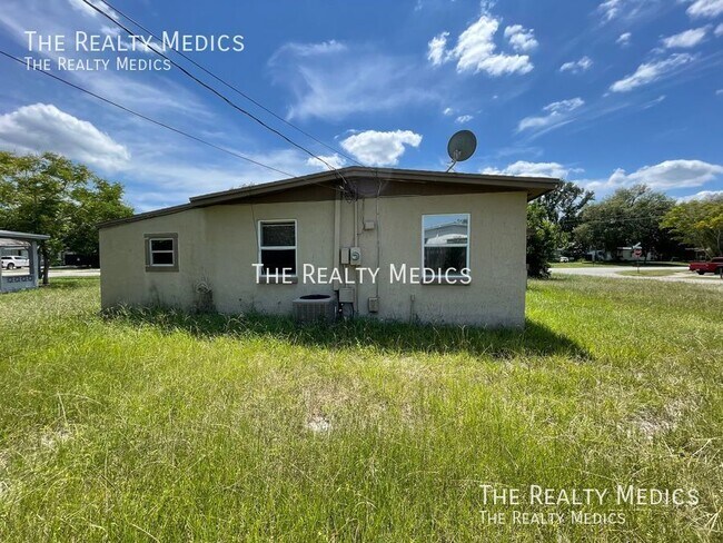 Building Photo - 832 Rockhill St