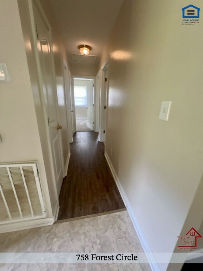 Building Photo - 758 Forest Cir