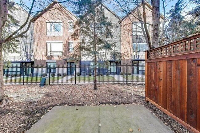 Building Photo - 513 Grove Ln