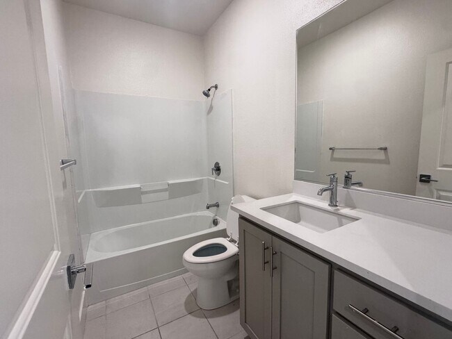 Building Photo - Stunning 4 Bedroom 3.5 Bath Home WITH SOLA...