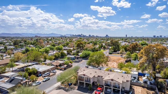 Building Photo - 3Bed/2.5Bath townhouse at 24th St/Thomas! ...