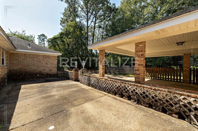 Building Photo - Beautifully Preserved 4 Bd / 3 Ba Vintage ...