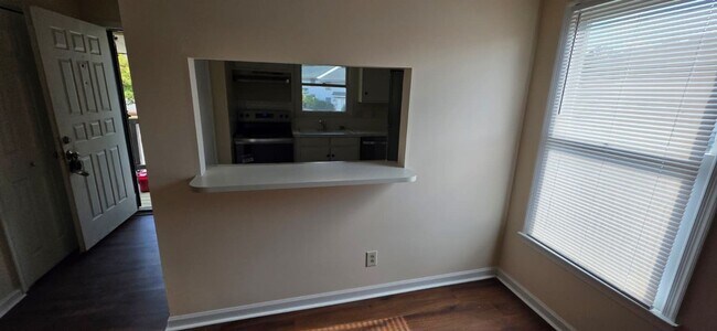 Building Photo - ****** HALF OFF FIRST FULL MONTH OF RENT!! ******